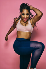 Obraz premium Woman doing knee raises in studio