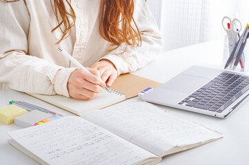 勉強をする大人の女性