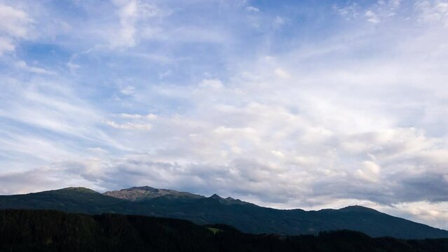 Zeitraffer von Wolken mit Alpen Silhouette in Hall in Tirol Österreich