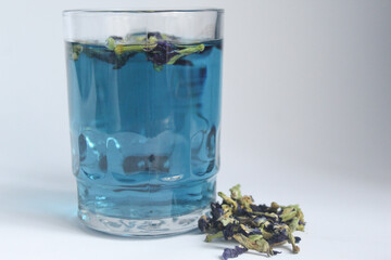 Dried butterfly pea flowers that have been brewed produce a blue drink