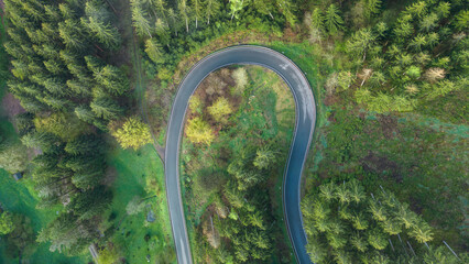 Stra&szlig;e durch Wald aus der Vogelperspektive