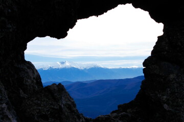 Trou de rocher dans le pic de Bugarach en France avec les montagnes en fond