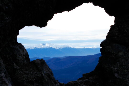 Trou de rocher dans le pic de Bugarach en France avec les montagnes en fond