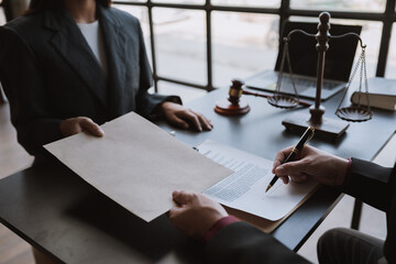 Lawyers or business consultants agree to accept forged documents and bribes in envelopes. in illegal business Corruption in the contracting business and bribed before signing the contract. - obrazy, fototapety, plakaty