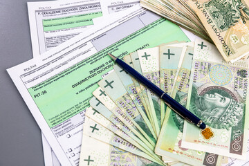 Podatki, polskie banknoty i monety. Rozliczanie podatku rocznego PIT. 