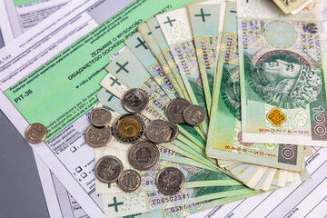 Podatki, polskie banknoty i monety. Rozliczanie podatku rocznego PIT.  - obrazy, fototapety, plakaty