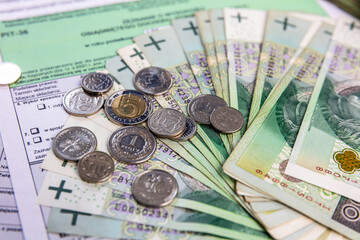 Podatki, polskie banknoty i monety. Rozliczanie podatku rocznego PIT.  - obrazy, fototapety, plakaty