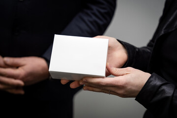 Ręce trzymające pudełko