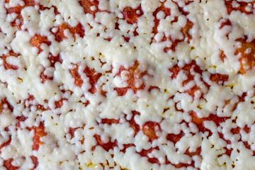 Dettaglio di un pezzo di pizza pomodoro e mozzarella, fotografia macro