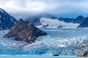 Obraz premium amazing landscape with glaciers and icebergs in summer time