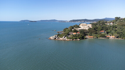 Naklejka premium Paisagem Ilha Litoral Mar Natureza Praia Jurere Internacional Forte Norte Florianópolis Santa Catarina Floripa Oceano Atlântico Mata Atlântica Viagem Férias Viajar Verão Brasil Florianópolis Jurerê