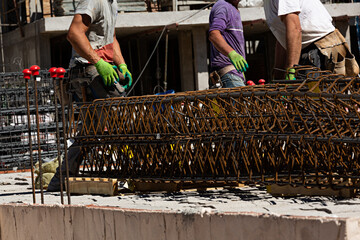 Tres obreros trabajando en obra de construcción de chalet.	