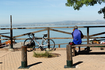 Ciclista descansando y viendo el paisaje de la Albufera, Valencia.