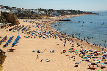 Fototapeta na wymiar Paisaje de la playa de Albufeira, Portugal.