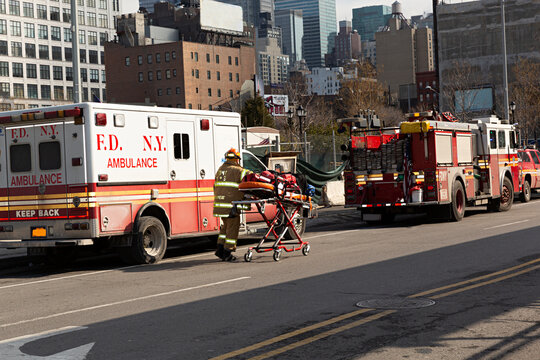 Ambulancia y camión de bomberos en Nueva York.