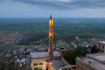 Obraz premium Grand mosque and the plains of Mesopotamia in the background. Mardin city view, Old town, Turkey.
