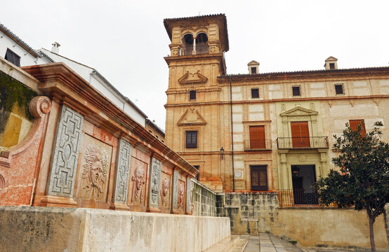 Palacio de N&aacute;jera y Fuente de los Cuatro Elementos en la Plaza del Coso Viejo de Antequera ciudad de la provincia de M&aacute;laga situada en el coraz&oacute;n de Andaluc&iacute;a, Espa&ntilde;a 