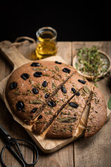 fougasse décorée jardin huile d'olive herbes thym sauge et olives noires