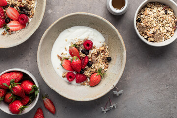 Bol de yaourt muesli fruits fraises framboises et granola
