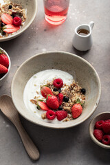 Bol de yaourt muesli fruits fraises framboises et granola