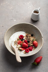 Bol de yaourt muesli fruits fraises framboises et granola