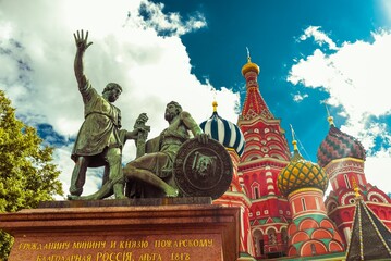 Fototapeta na wymiar Catedral de San Basilio en Moscú una día de verano con sol y cielo muy azul.