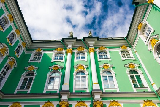 Vista de la fachada del museo del Hermitage  en Sant Petersburgo, Rusia.