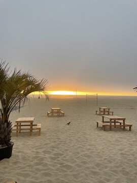 Praia ao entardecer: mesas no horizonte © Jorge