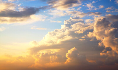 Obraz premium beautiful clouds on sunset sky