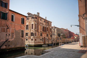 Fototapeta na wymiar Ville de Venise et bateau sur les canaux