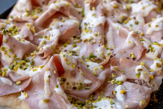 Pizza con mortadella, mozzarella e granella di pistacchi, primo piano