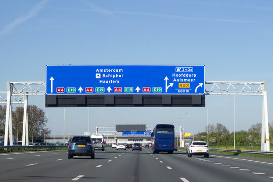 Verkehrswegweiser auf Autobahn 4, Niederlande
