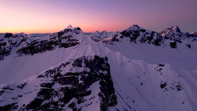 Vue a&eacute;rienne par drone dans le Massif des Aravis au couleur du coucher du soleil, Combloux, Rh&ocirc;ne Alpes, France