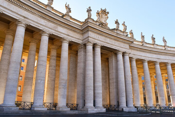 COLUMNAS QUE FORMAN LA PLAZA DE SAN PEDRO EN EL VATICANO.