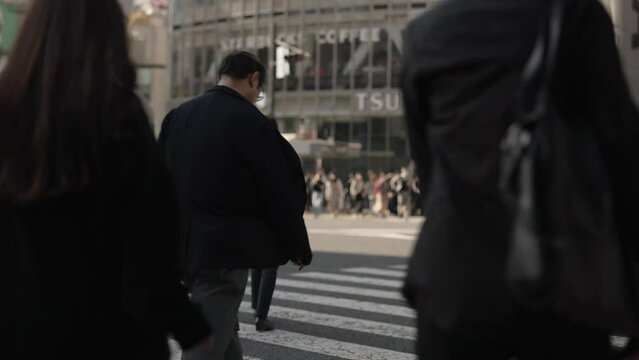  渋谷スクランブル交差点を横断する人々のスローモーション映像