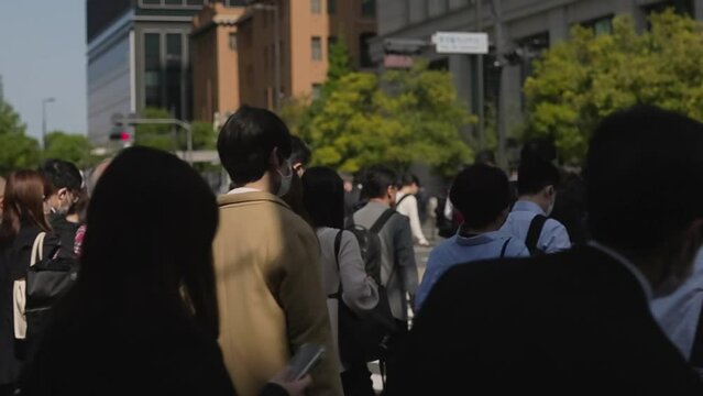 ジンバルを使用した横断歩道を渡るビジネスマン達のスローモーション映像