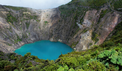 Lago com águas verdes na cratera do Vulcão Irazú, em Costa Rica.