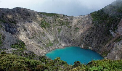 Lago com águas verdes na cratera do Vulcão Irazú, em Costa Rica.