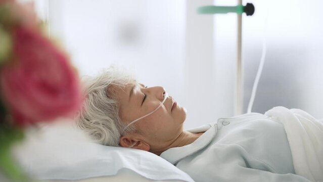 ベッドで眠る高齢者　入院患者　寝たきり老人