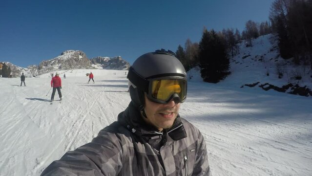 In the mountain this guy enjoys life and the oportunity of make sci the first time skiing