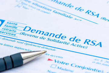 France : Formulaire de demande de RSA (Revenu de solidarité active), allocation assurant aux personnes sans ressources un revenu minimum variable selon la composition du foyer