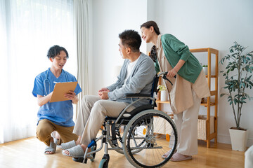 カウンセリングする介護士と日本人の夫婦