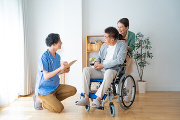 Obraz premium カウンセリングする介護士と日本人の夫婦