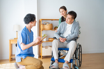 カウンセリングする介護士と日本人の夫婦