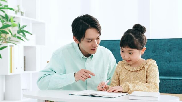 女の子に勉強を教える男性　家庭教師　個別指導