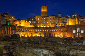 Fototapeta na wymiar Fassade des Trajansmarkt am Forum Romanum mit dem Torre delle Milizie im nächtlichen Rom 505623