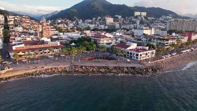 Drone video featuring a forward flight to the arches and outdoor theater at the Puerto Vallarta boardwalk, with a camera movement that gradually lowers to end with a zenithal view of the arches.