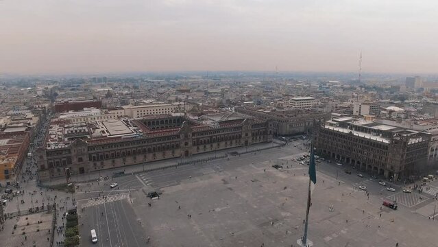 Panoramica del centro de la ciudad de mexico con fondo el zocalo de la ciudad, catedral templo mayor y bandera cdmx 4k con dron