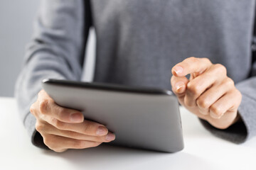 Tablet computer for financial data analysis