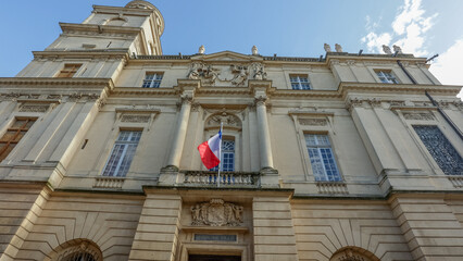façade de la mairie de la ville d'Arles, sous-préfecture du département des Bouches-du-Rhône...